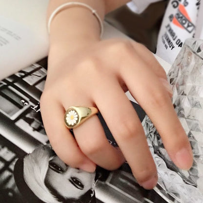 Korean Style Mini Cute Flower Rings for Girls Vintage Daisy Flower Ring Gold Plated Enamel Party Couple Rings Gift Jewelry